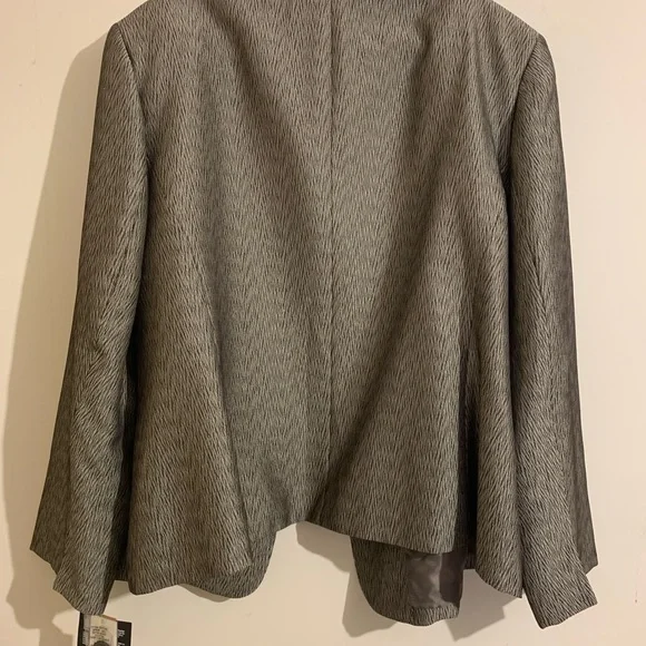 Beautiful Textured Skirt Suit by Le Suit - Picture 2 of 6